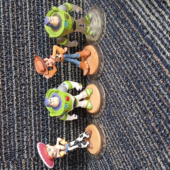 HUGE LOT OF 32 Disney Infinity 1.0 2.0 Figures and crytals - Picture 4 of 11